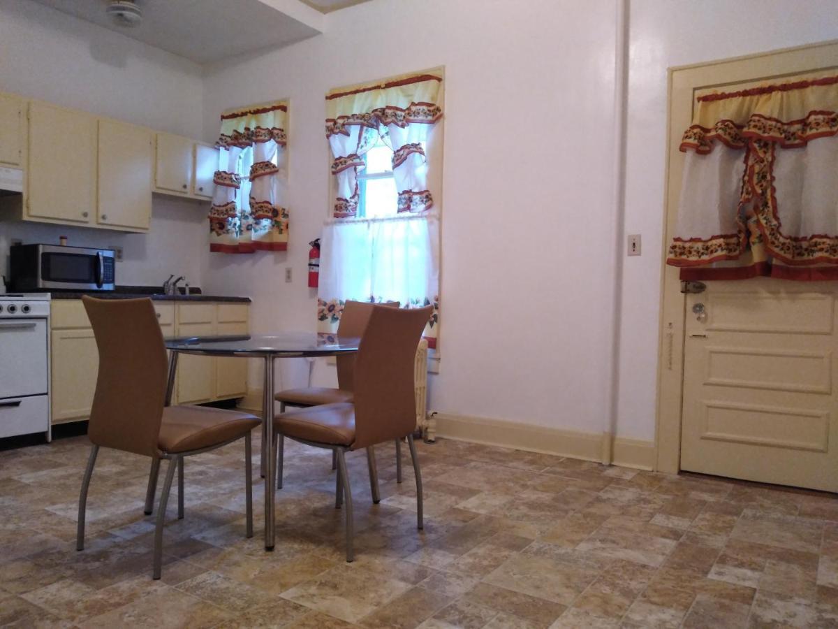 Mini Mansion Hotel Near Public Transportation Is The Yellow And Green House On The Corner Of 8Th St And Madison Avenue Plainfield Ngoại thất bức ảnh