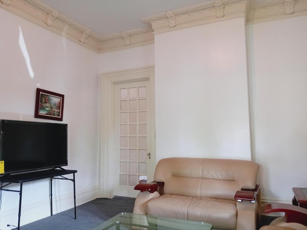 Mini Mansion Hotel Near Public Transportation Is The Yellow And Green House On The Corner Of 8Th St And Madison Avenue Plainfield Ngoại thất bức ảnh