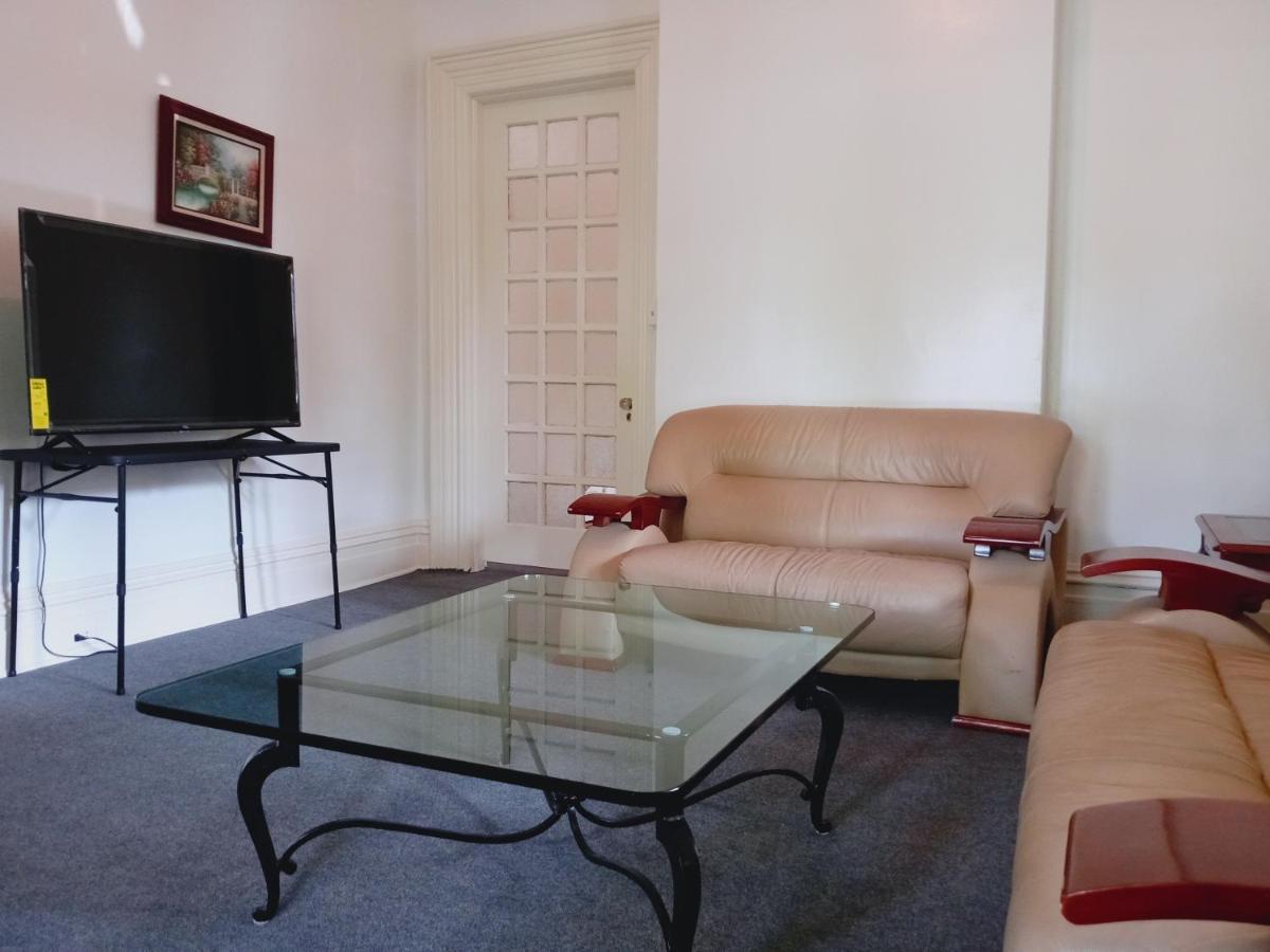 Mini Mansion Hotel Near Public Transportation Is The Yellow And Green House On The Corner Of 8Th St And Madison Avenue Plainfield Ngoại thất bức ảnh
