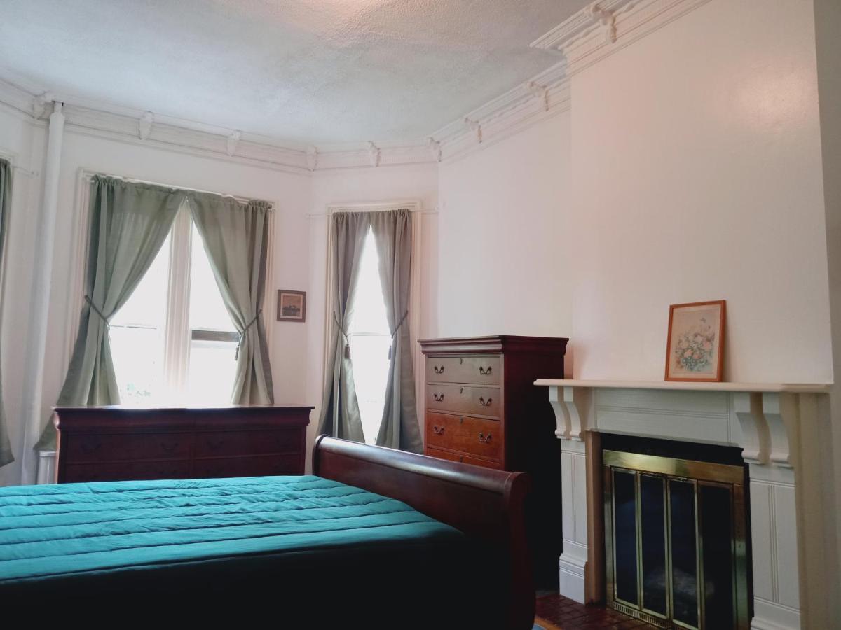 Mini Mansion Hotel Near Public Transportation Is The Yellow And Green House On The Corner Of 8Th St And Madison Avenue Plainfield Ngoại thất bức ảnh