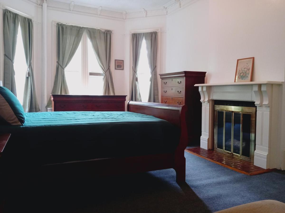 Mini Mansion Hotel Near Public Transportation Is The Yellow And Green House On The Corner Of 8Th St And Madison Avenue Plainfield Ngoại thất bức ảnh